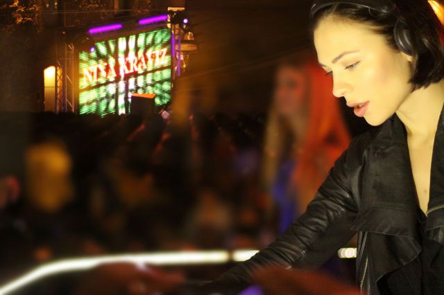 ハウス/テクノシーンで世界的ブレイクを果たしたNina Kravizが来日ツアーを敢行。日本限定盤CDは本日発売