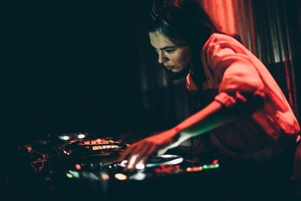 無機質なテクノと会場に、蜷川実花がフォトマッピング。Nina Kravizジャパンツアー@大阪は「テクノの今」が楽しめる