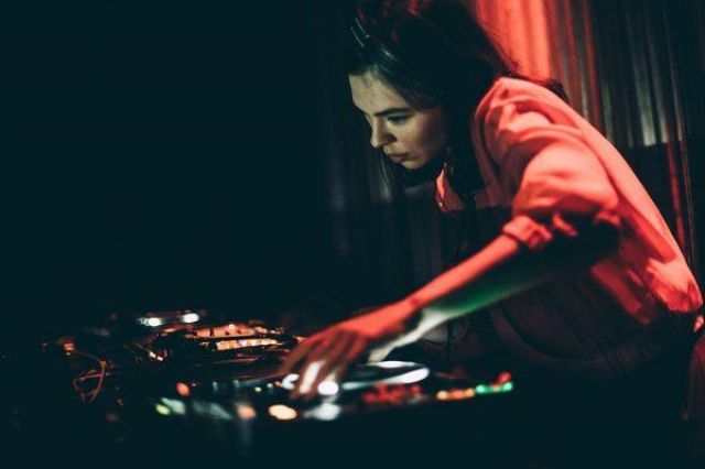 無機質なテクノと会場に、蜷川実花がフォトマッピング。Nina Kravizジャパンツアー@大阪は「テクノの今」が楽しめる