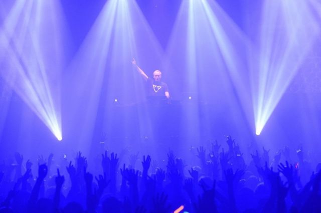 MAGNIFICENT featuring PAUL VAN DYK
