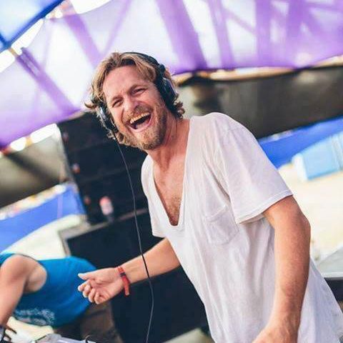 DIGITAL VISION featuring. JAMES MONRO