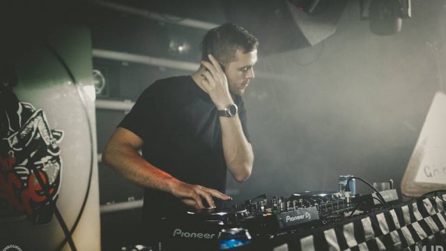 HyperJuice presents TOO YOUNG TO DANCE - Bassline Special -