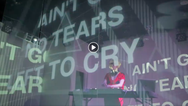 言葉をミックスし物語を紡ぐ。ストーリーテリングDJが披露された夜