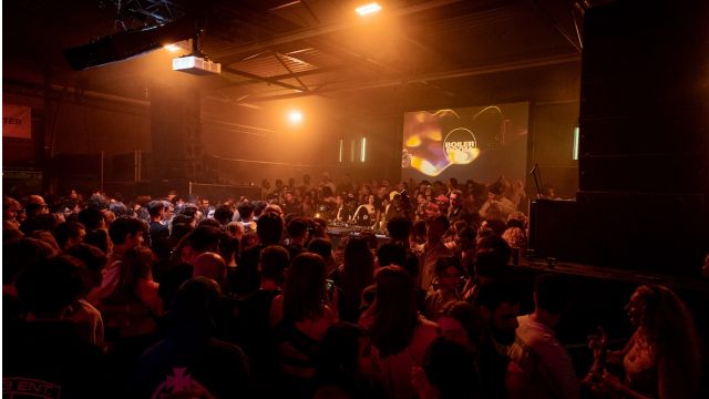 「Boiler Room」、アムステルダムで単独フェスを開催！倉庫街の一角に世界各地からオーディエンスが集結